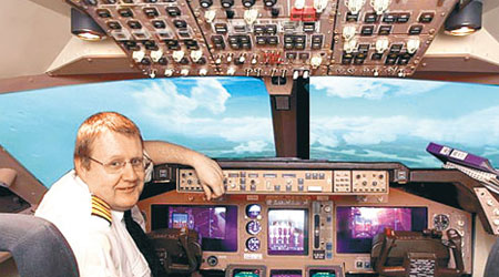戴維斯自製客機模擬駕駛艙，滿足未能成為飛機師的心願。（互聯網圖片）