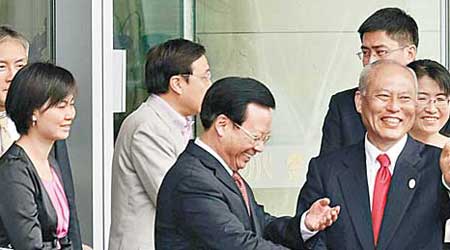 舛添要一（前右）飛抵北京，獲熱烈歡迎。（中新社圖片）