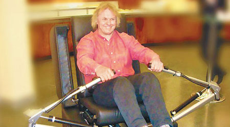 梳化椅可化身為划艇機，供用家作全身運動。（互聯網圖片）