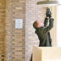 影片可見間諜燈被裝到圖書館的吊燈上。（互聯網圖片）