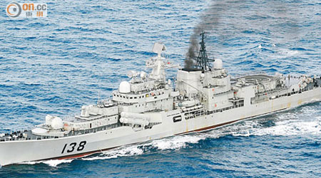 中日關係緊張，雙方不時有艦隻於爭議水域上航行。圖為中國海軍現代級導彈護衞艦138號泰州號。（資料圖片）