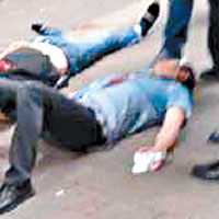 兩男子受傷倒地，滿身鮮血。（互聯網圖片）