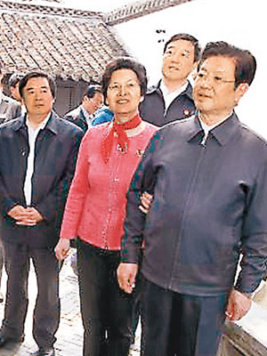 王兆國（右一）上周曾在江蘇淮安亮相。（互聯網圖片）