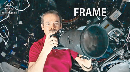哈德菲爾德在國際太空站執勤時，拍下大批太空及地球照片。（互聯網圖片）