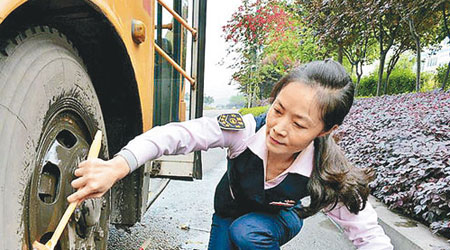 熊躍林親力親為清洗巴士。（互聯網圖片）