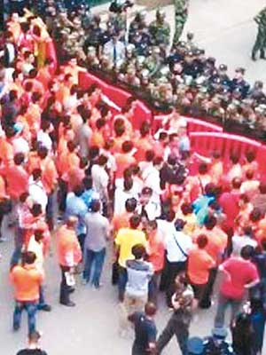 警方阻止武漢球迷與湖南球迷對峙。（互聯網圖片）