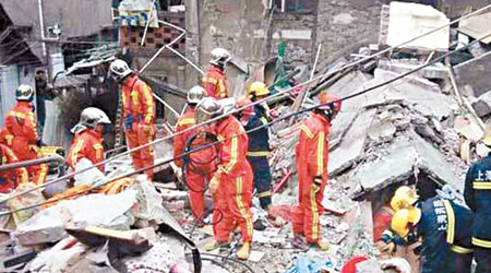 上海市虹口區一幢民房因爆炸坍塌。　（互聯網圖片）
