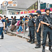廣州站前日<br>事發當日多名特警持槍在廣州火車站廣場上戒備。