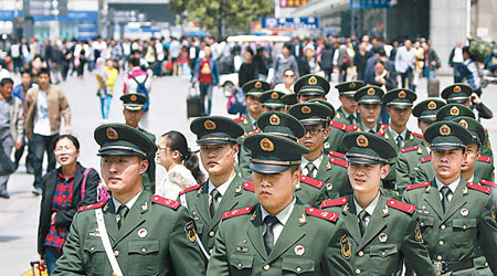 上海<br>上海火車站加強警力戒備。（中新社圖片）