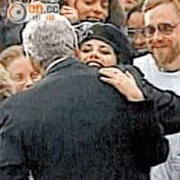 萊溫斯基曾在公開場合與克林頓擁抱。
