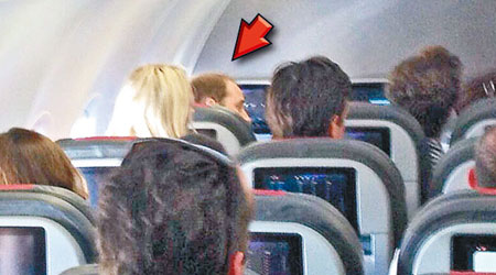 網上流傳照片可見，威廉坐在經濟艙的靠窗位置（箭嘴示）。（互聯網圖片）