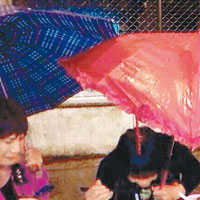 中山賓客撐傘繼續吃喜酒。（互聯網圖片）