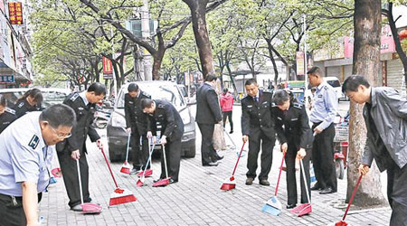 約十名城管集體在同一地方掃街，被民眾質疑做騷。（互聯網圖片）