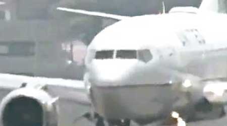 聯合航空的客機緊急降落福岡機場。（互聯網圖片）