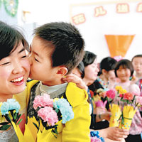 安徽合肥市有幼兒園將紙製鮮花送給媽媽。（中新社圖片）