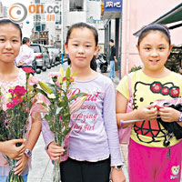 深圳三名小學女生在福田區皇崗村一間花店買花送給母親。（張琦攝）