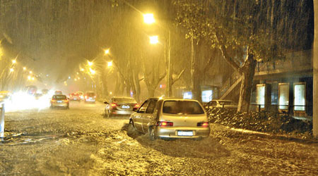 貴州<br>暴雨影響下多條道路出現水浸。（中新社圖片）