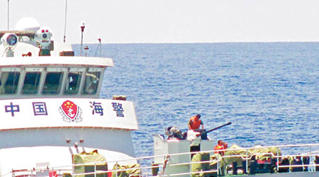 中國海警船上艦炮炮衣已掀開。（互聯網圖片）