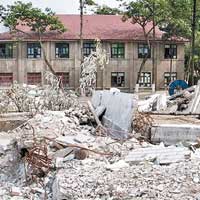 汶川修建的新教學樓倒塌，壓死數千學生。（互聯網圖片）