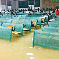 學生於水浸的教室考試。（互聯網圖片）