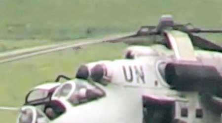 片段顯示，烏國使用印有聯合國字樣的戰鬥直升機。（互聯網圖片）