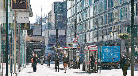 倫敦鬧市可見漫天蜜蜂飛舞。（互聯網圖片）