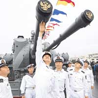 中方海軍官兵參觀俄方光榮級導彈巡洋艇011艦。（中新社圖片）