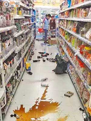花蓮一超市貨架上酒及醬油被震跌摔破。　（本報花蓮傳真）