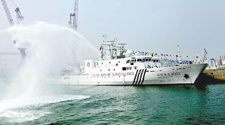 「中國海監4002」進行水炮射擊表演。（互聯網圖片）