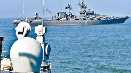 中俄軍演進行聯合對海攻擊。（中新社圖片）