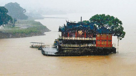 福建閩江洪塘大橋附近的金山寺被洪水包圍。（互聯網圖片）