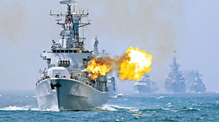中俄雙方艦艇進行實彈射擊。（中新社圖片）