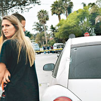 有女學生的汽車被羅杰開槍擊中，一臉驚惶。（互聯網圖片）