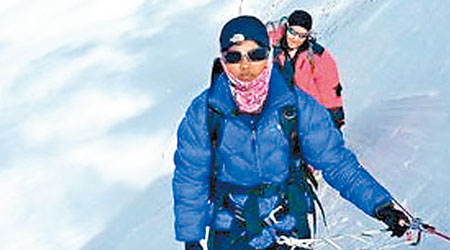 普爾納（前）成為登上珠峰的最年輕女性。圖為她與同伴登珠峰途中所攝。（互聯網圖片）