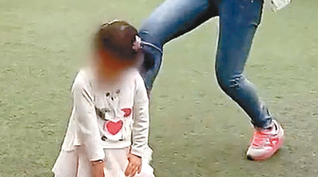 女童被罰跪在地上，被老師狠踢。（互聯網圖片）