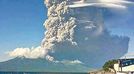 巨型火山灰雲從小島升起。（互聯網圖片）