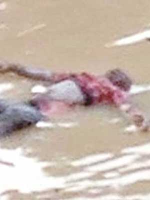 疑犯的屍體在河上漂浮。（互聯網圖片）