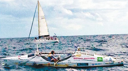 科紐霍夫獨自划艇（前）橫渡太平洋。（互聯網圖片） 