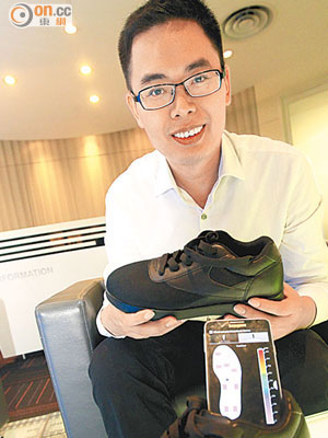 王廣峰指智能鞋墊可以幫助用家矯正步姿。(高嘉業攝)