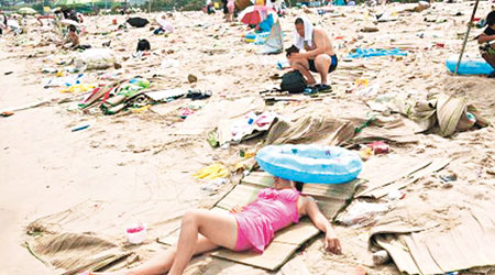 市民在大梅沙曬太陽，猶如置身垃圾場。（互聯網圖片）