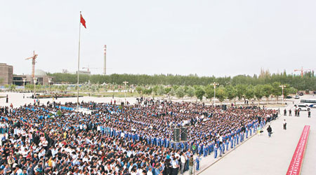 新疆逾萬人出席反恐宣誓活動。（中新社圖片）
