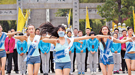 昨日是「世界環境日」，河南昨舉行戴口罩跳舞快閃活動，呼籲民眾保護環境。（中新社圖片）