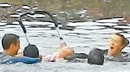 多名熱心的龍舟隊成員跳入河中拯救女嬰。（互聯網圖片）