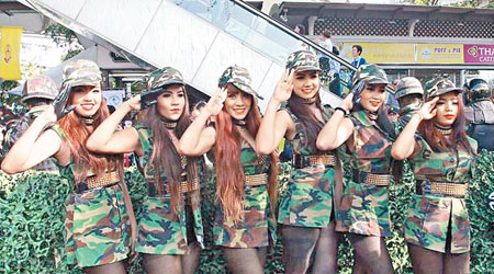 軍方派出的美女穿上迷彩短裙、黑絲襪，親近民眾。（互聯網圖片）