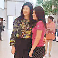 英祿（左）逛商場時，與一名女巿民合照。（互聯網圖片）