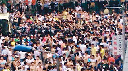 廣州三元里棠溪路段有大批人聚集，與執法人員對峙。（互聯網圖片）