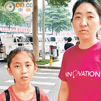 張女士（文職）及女兒：「內地常有商品及食品問題，市民沒保障，一定到大型商場選購文具。」