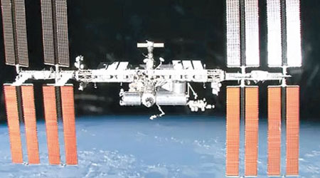 國際太空站（圖）在太空高速移動。（互聯網圖片）