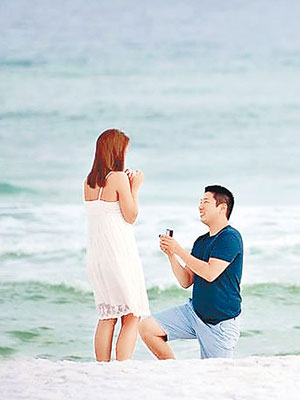 達‧丘（右）跪下向女友克勞奇（左）求婚的一刻。（互聯網圖片）