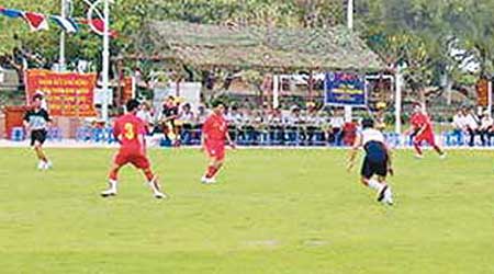 菲、越海軍在南沙南子島上進行足球友誼賽。（互聯網圖片）